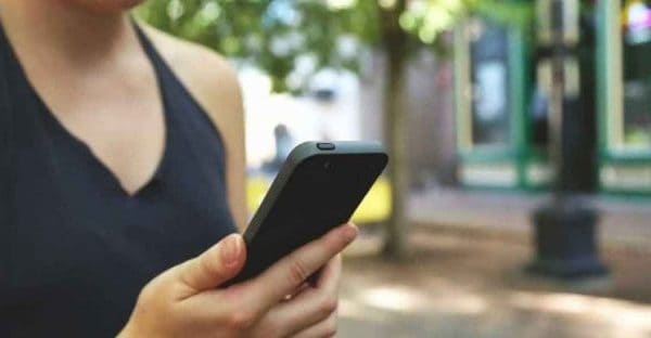 Spiare sms ed email del partner è reato: cosa si rischia