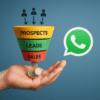 Imagen de un embudo de ventas con etapas etiquetadas como Prospectos, Clientes potenciales y Ventas, junto a un ícono de WhatsApp, que simboliza la comunicación en marketing.